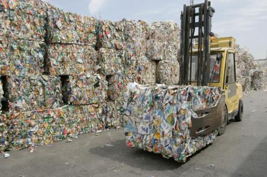 Empresa verde ISO 14001 con impresión de sobres reciclando papel
