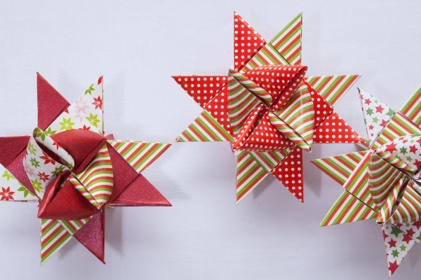 Origami con papel y sobres impresos reciclados